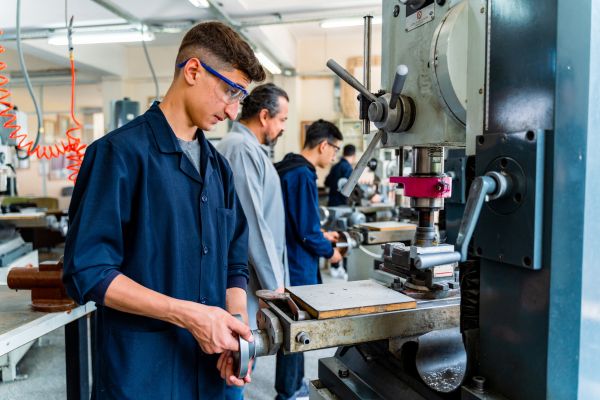 Tổng quan hệ thống dạy nghề ở Đức 3 Trong bối cảnh toàn cầu hóa và thị trường lao động ngày càng cạnh tranh, hệ thống dạy nghề ở Đức được xem là một trong những mô hình tiên tiến và hiệu quả nhất trên thế giới.